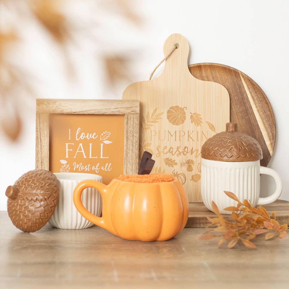 Set met mok en sokken in de vorm van een pompoen voor herfst en herfst