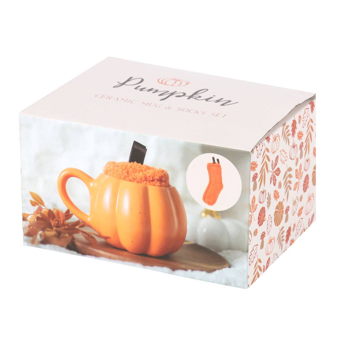 Set met mok en sokken in de vorm van een pompoen voor herfst en herfst