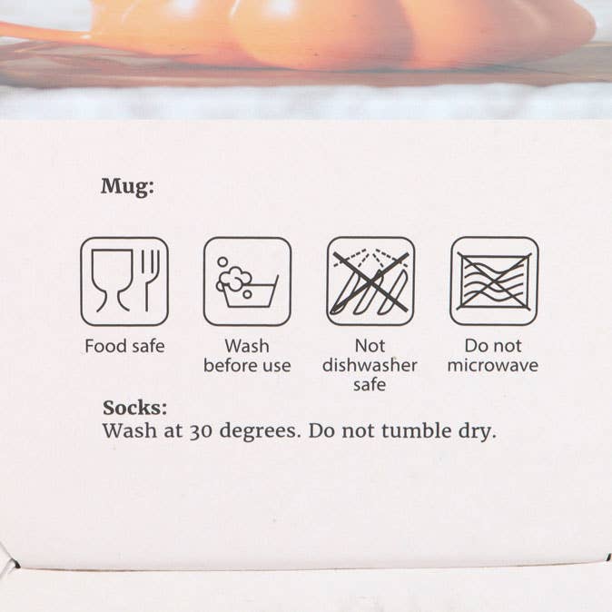 Set met mok en sokken in de vorm van een pompoen voor herfst en herfst