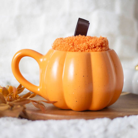 Set met mok en sokken in de vorm van een pompoen voor herfst en herfst